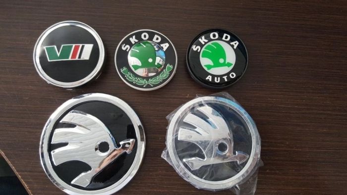 Предна и задна емблема на Шкода