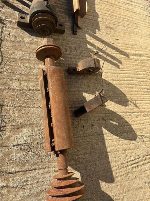 Vând 2 axe pentru abric, 300 mm, cu cutii incluse