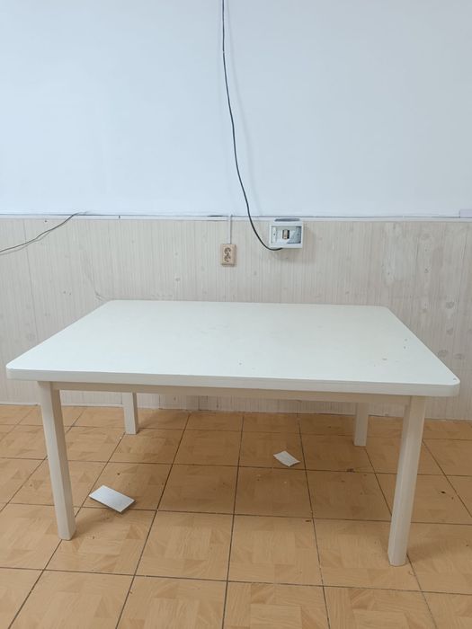Белый стол кухонный