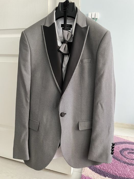 Официален костюм