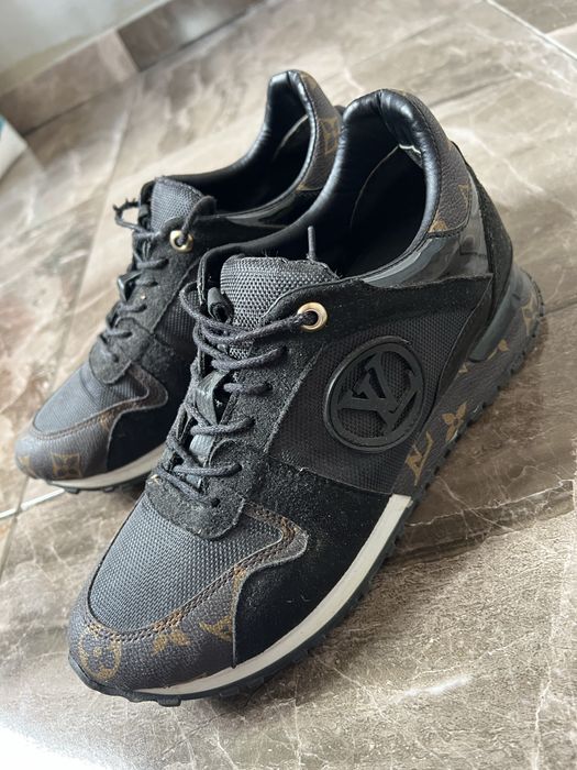 Черни спортни обувки