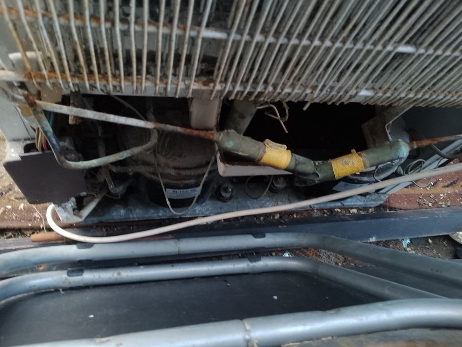 Хладилник с фризер.