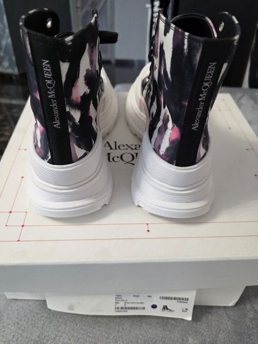 Alexander Mcqueen pentru femei.