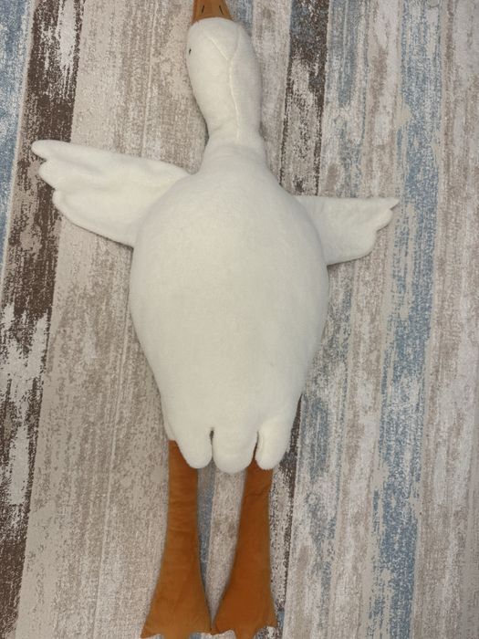 плюшевая игрушка в виде гуся