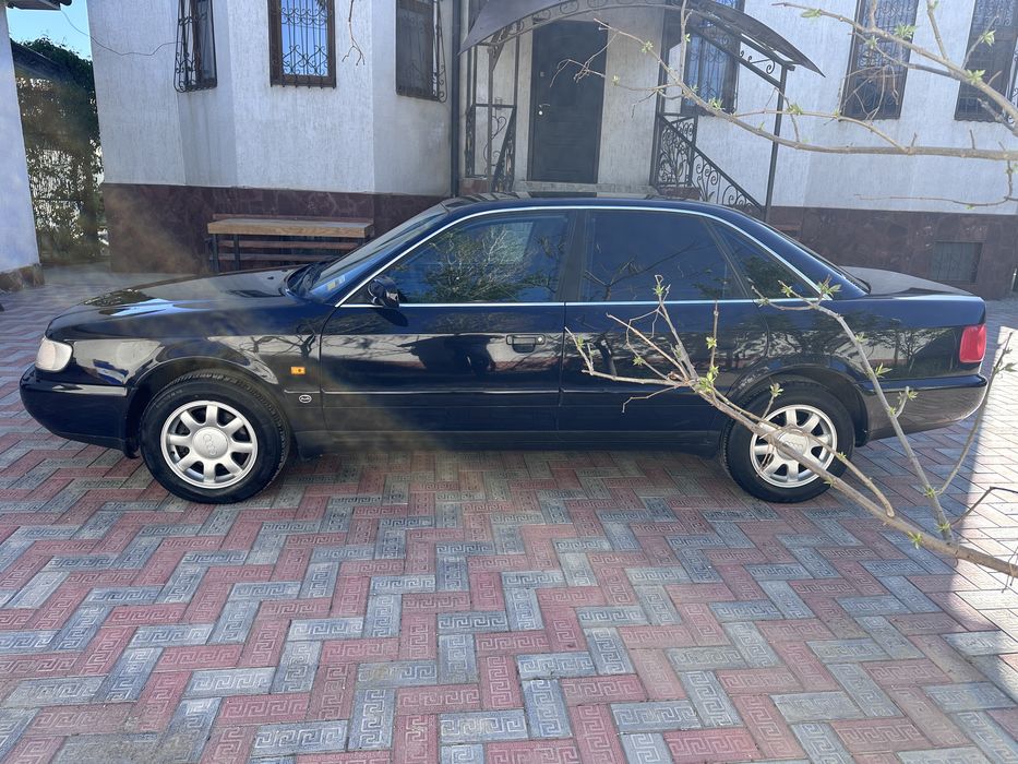 Автомобиль Ауди А6 С4 2,6 свежая.