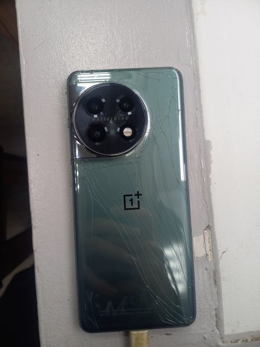 Продам oneplus 11 в хорошем состоянии