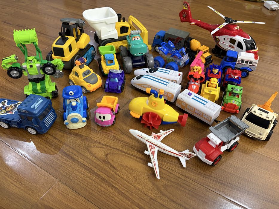 Пакет разных машинок все за 6000