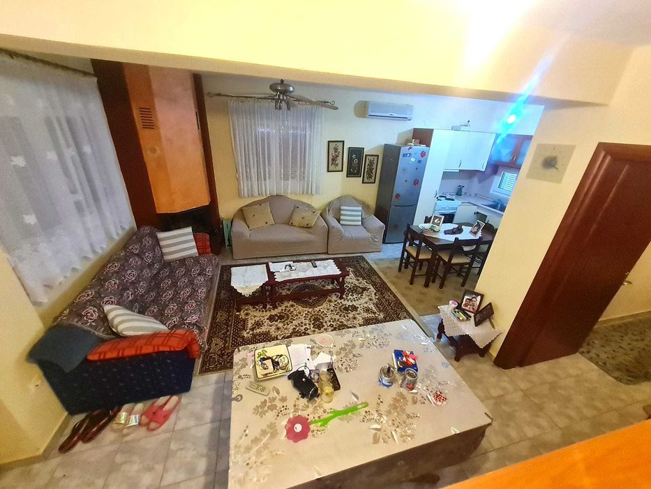 Продава се къща на две нива 90м2 и двор 220м2 в Паралия Врасна, Гърция