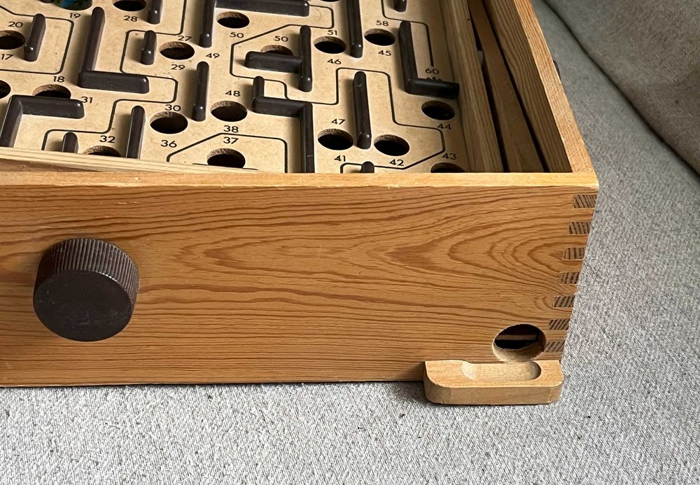 Joc labirint clasic BRIO Labyrintspel din lemn cu bila de sticla