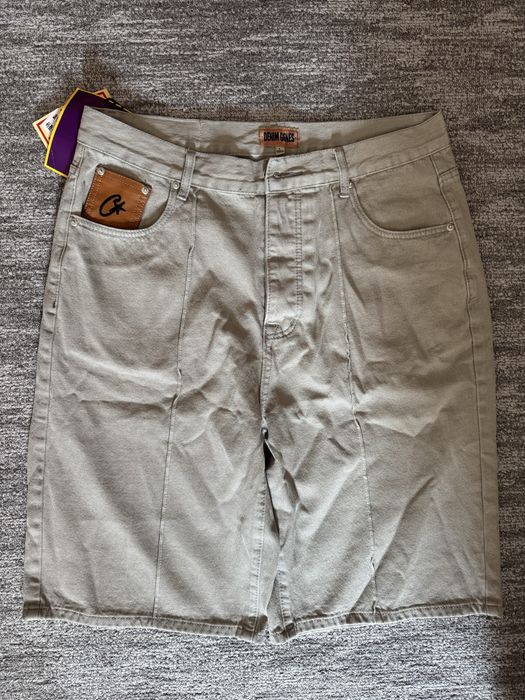 Blugi, tricou, curea