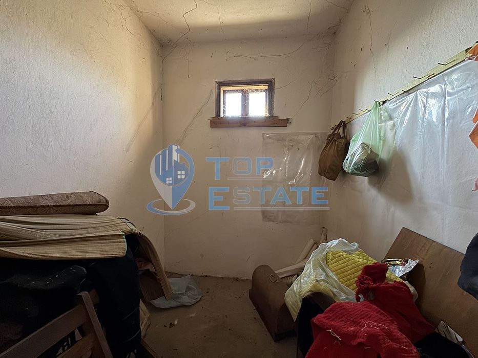 Тухлена къща с кладенец в с. Козаревец, област Велико Търново