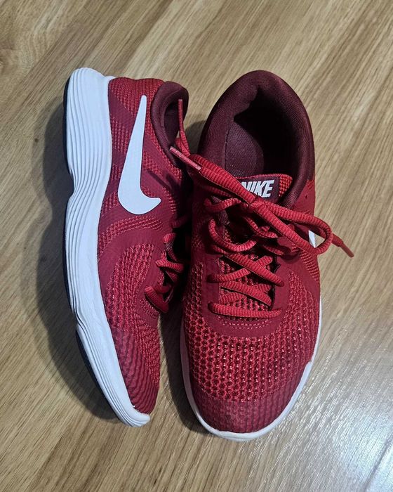 Маратонки Nike Revolution