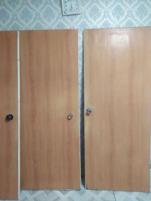 Эшиклар бир хил 2дона ва Стол