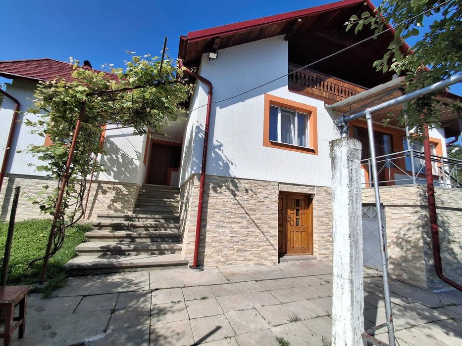 Casa 5 camere, beci, garaj, suprafata construita 134 mp util 112 mp, teren intravilan 1200 mp Deschidere 45 metri, pomi fructiferi