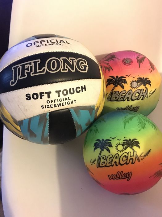 Футболни, баскетболни и волейболни топки.