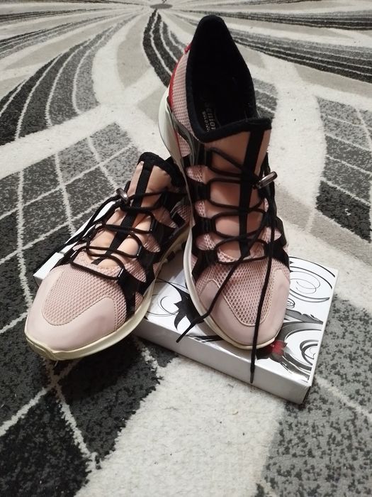 Кроссовки женские