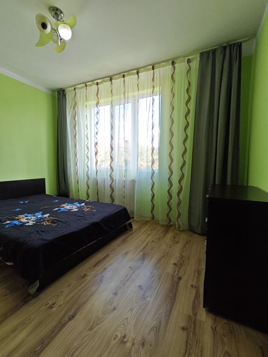 P F Vând apartamente 3 camere decomandat etajul 3 din 4 zonă centrală