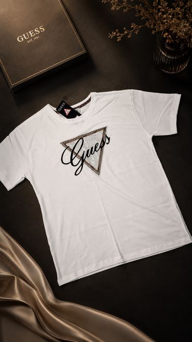 Tricou GUESS – elegant și modern