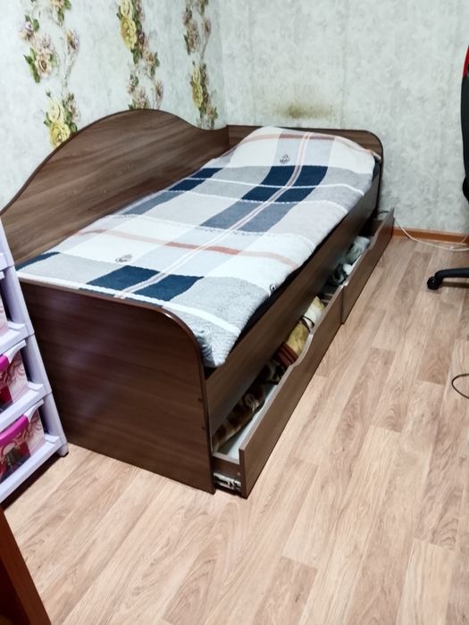 Кровать односпальная .