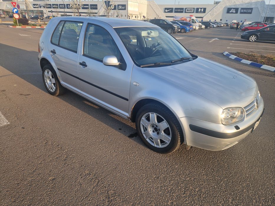 Volkswagen Golf 4 ,anul 2002,motorizare 1,4 benzină