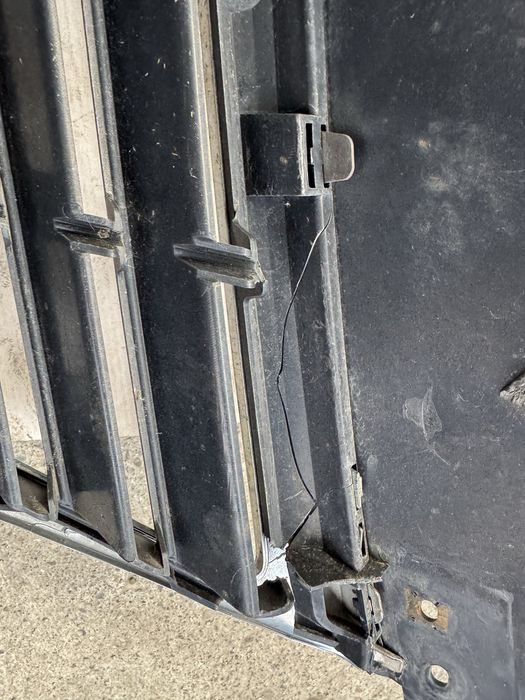 Grila centrala bara fata radiator vw passat b6 fisurata cu defect