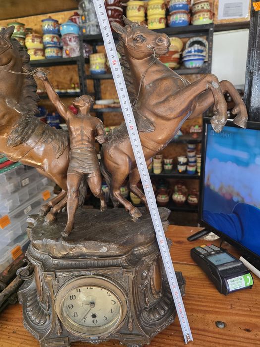 Уникален френски каминен  часовник
Масивен е тежи 9кг.
Има нужда от профилактика