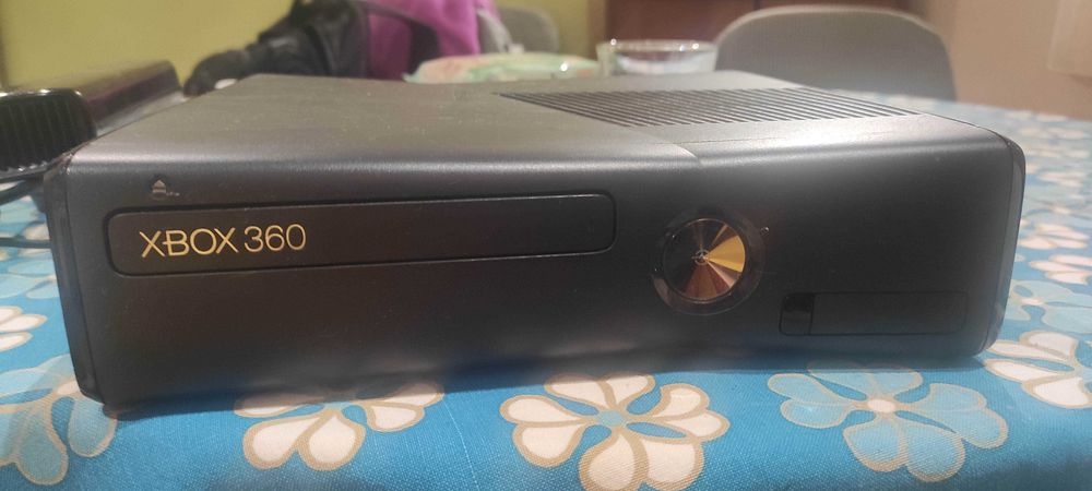 Consolă XBox 360 S + kinect