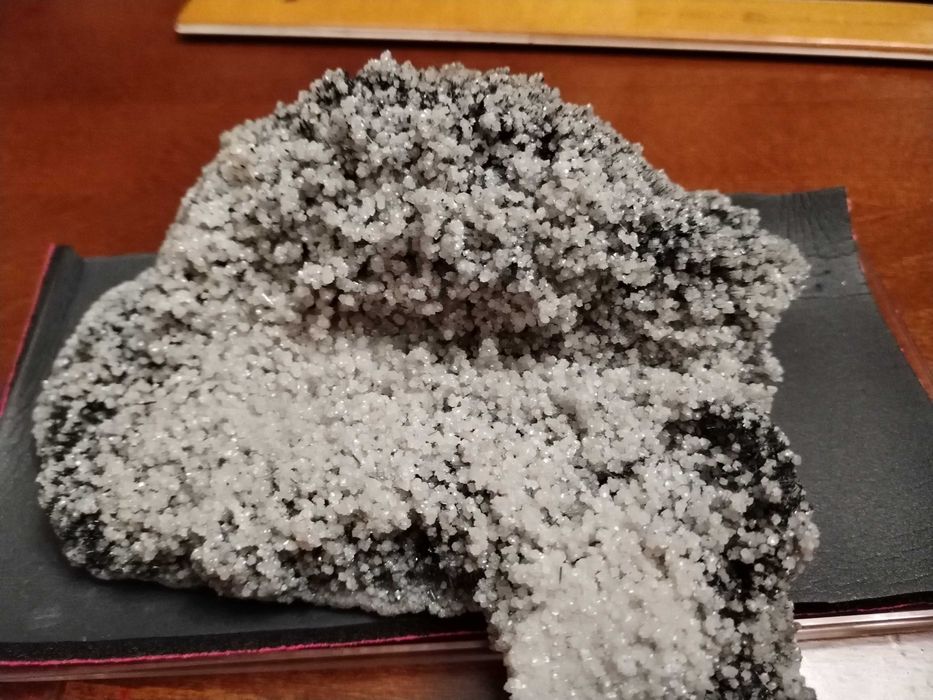 Calcit granular pe ace de stibina