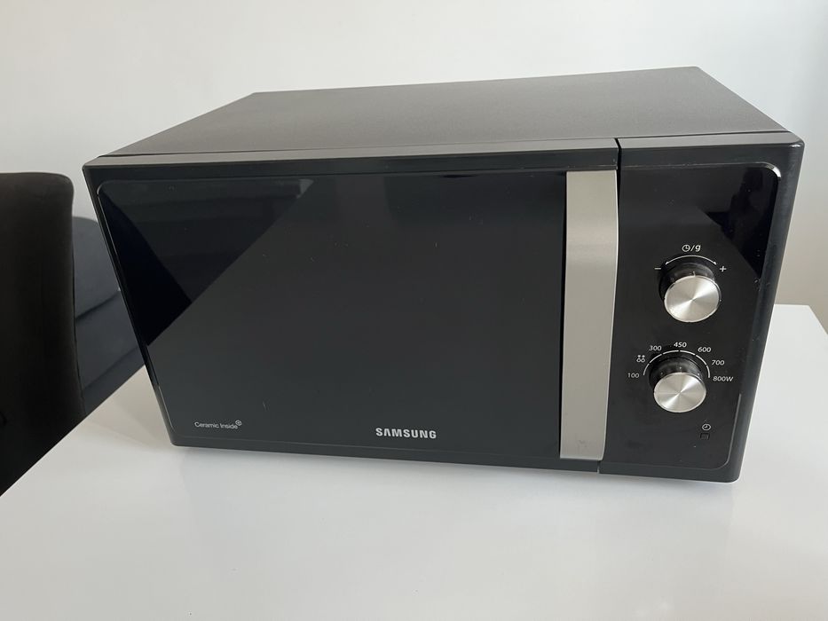 Продавам работеща микровълнова Samsung