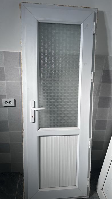 Пластиковая дверь