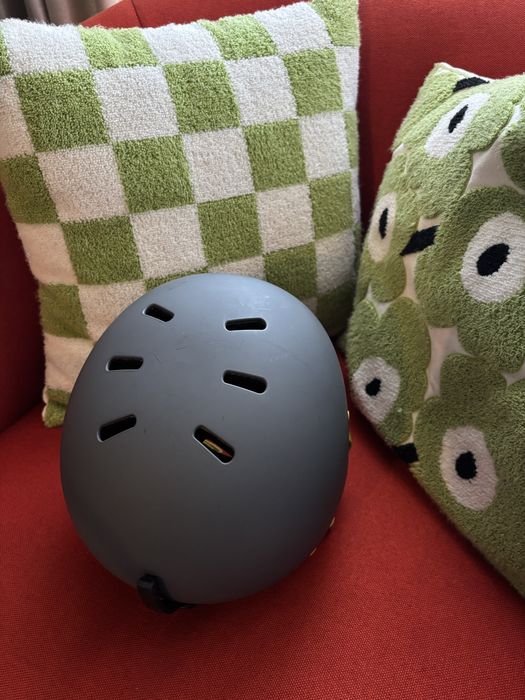 Горнолыжный шлем, перчатки