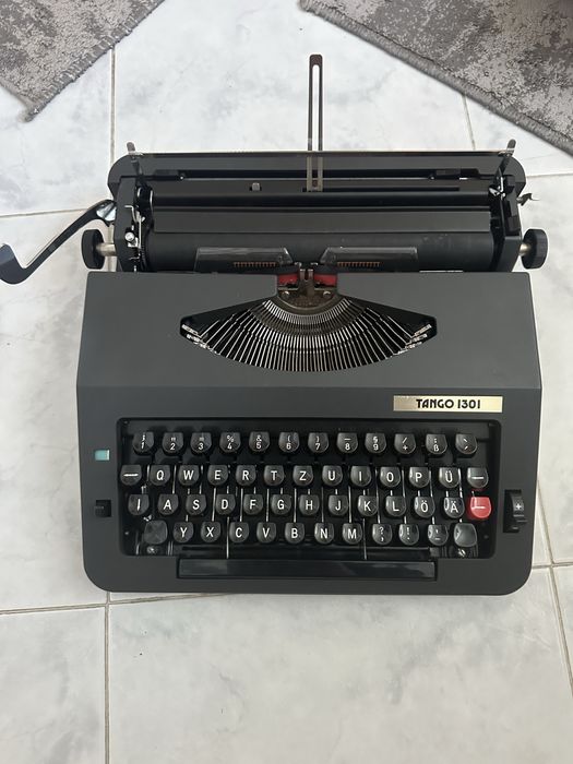 Ретро немска пишеща машина Tango 1301 – перфектна, с оригинален куфар и упътване