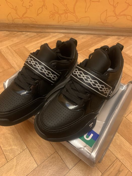 Продам кроссовки новые  39 размер