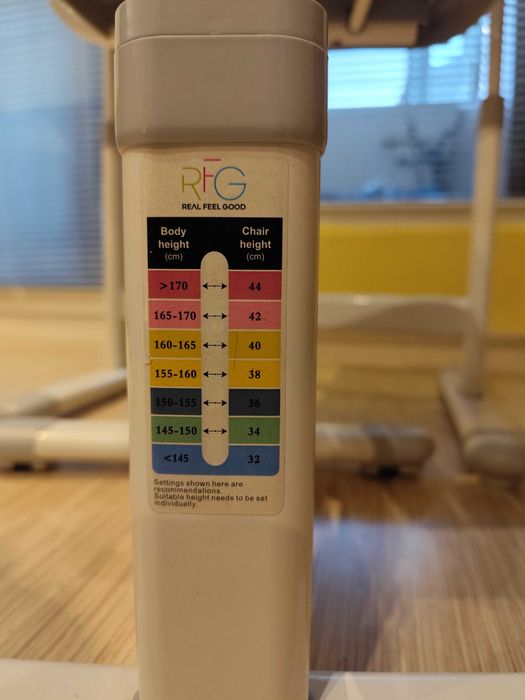 Продавам детско ергономично бюро