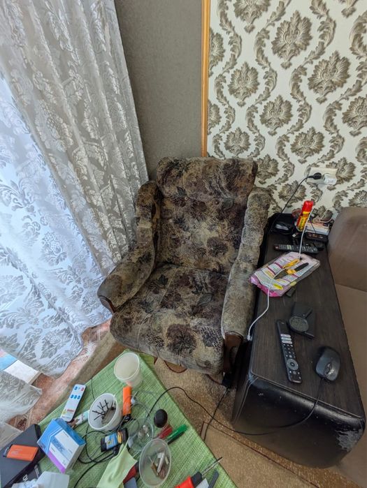 Отдам даром диван, кресло и пуф.