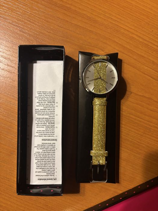 Златен дамски часовник