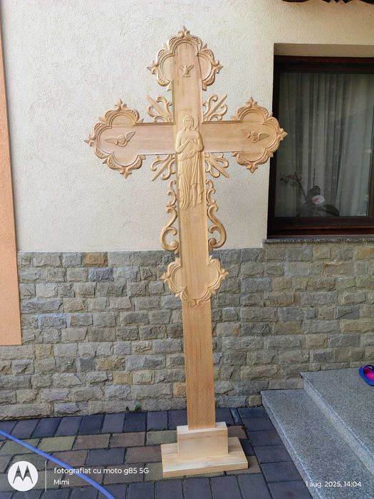 Cruce sculptata din lemn sculptata manual pe ambele parti