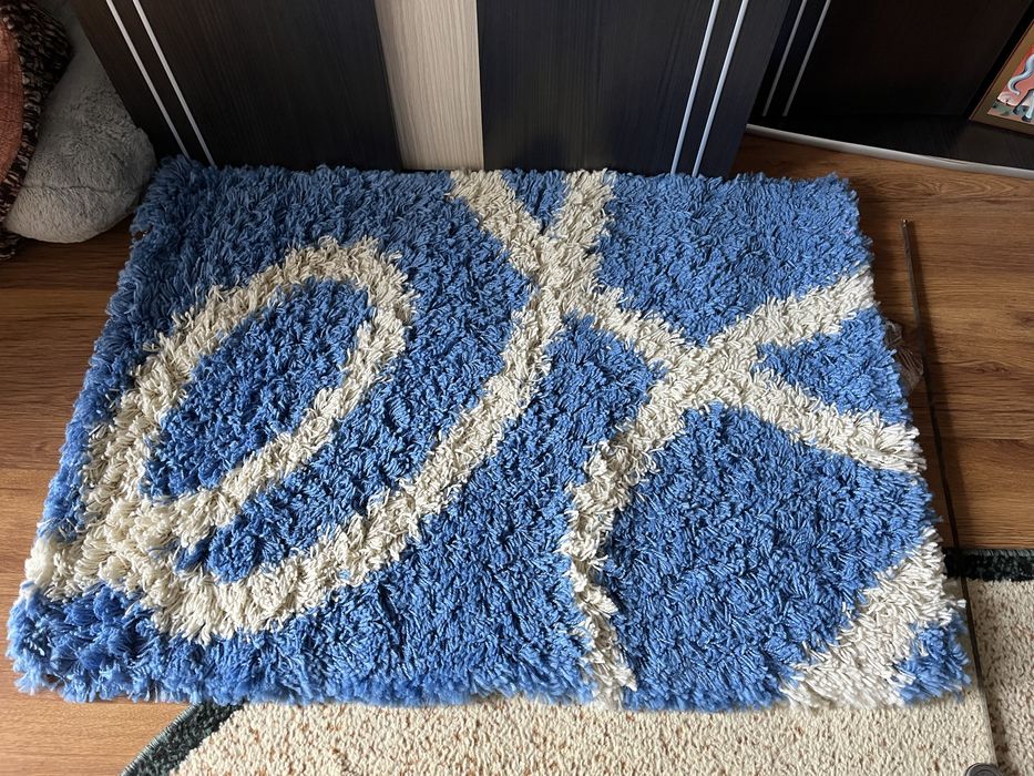 Covor pufos albastru si alb