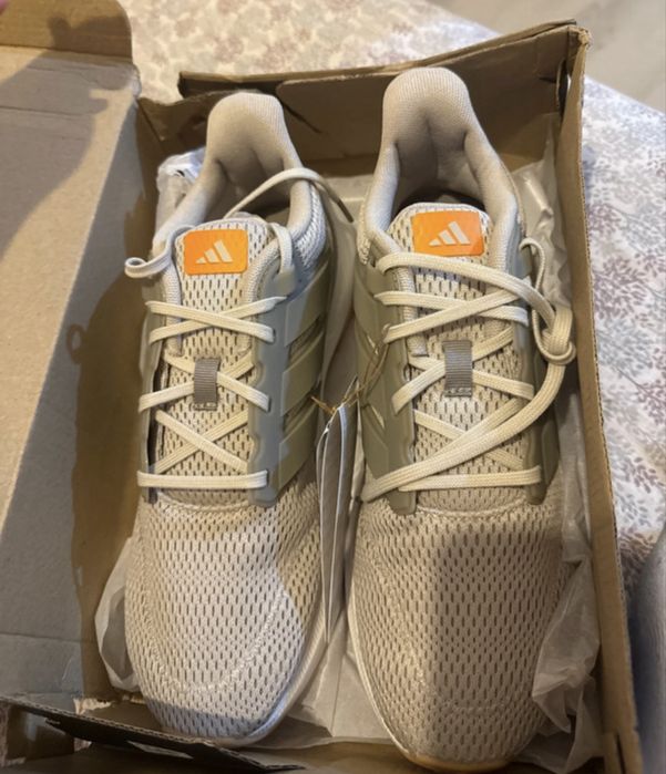 Adidasi noi cu cutie si eticheta