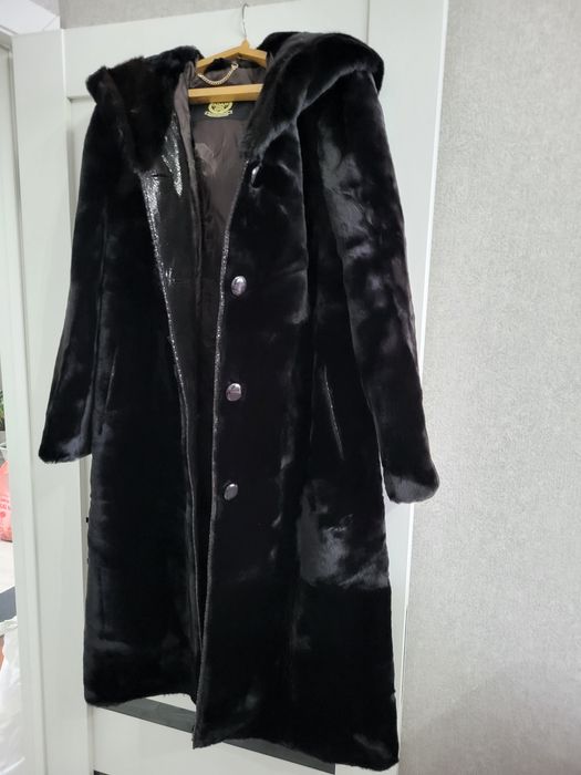 Шуба мутоновая натуральная новая со вставками из норки с капюшоном 50