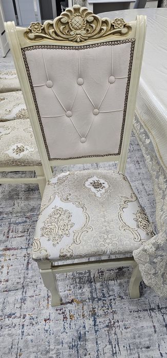 Стол  гостиной...