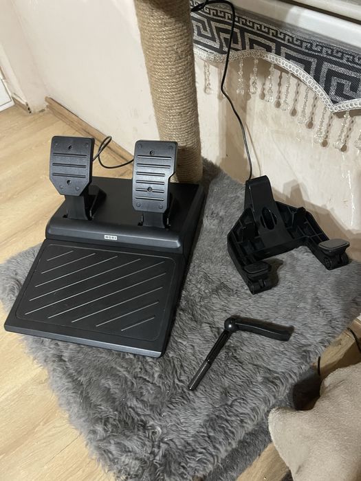 Плейстейшън 4 pro/Ps4 pro с 2 джойстикa, 16 игри и HORI racing wheel!