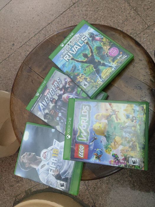 Продам или обменяю Xbox One S с дисками