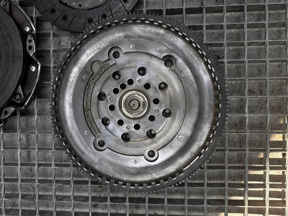 Kit ambreiaj volanta Mercedes Sprinter 2.2 CDI tip motor 646986 646985 EURO 4 an 2006 - 2011 Mercedes Vito / Viano
