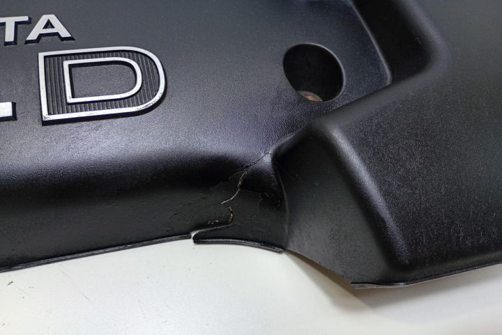 Capac motor   Mic defect Toyota Avensis  seria