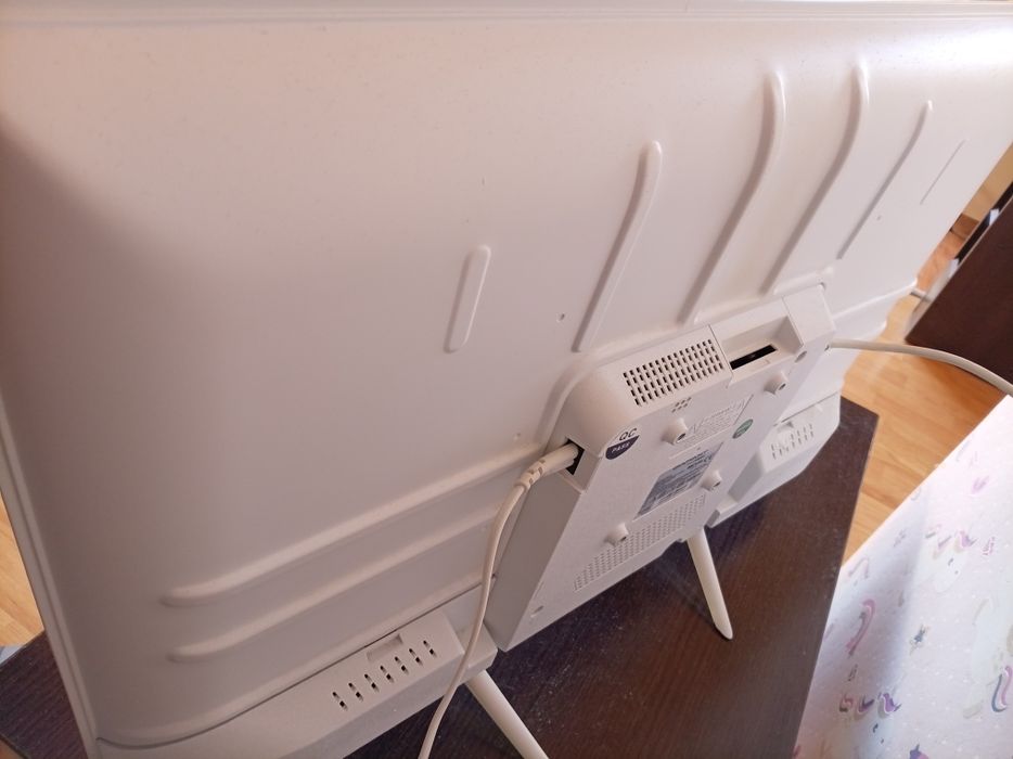 Vand TV smart în stare de funcționare are aproape 1 an