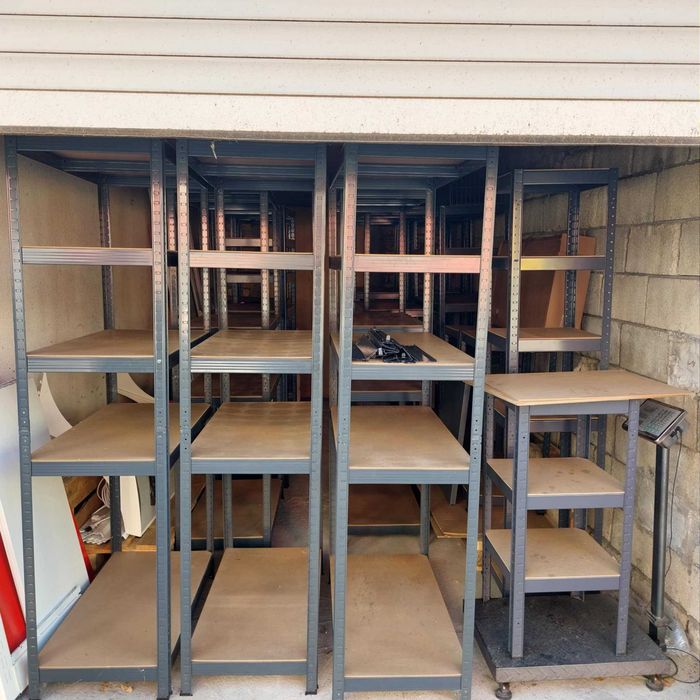 Запазени метални стелажи