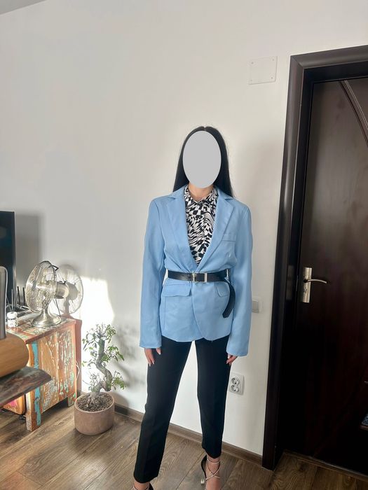 Vând sacouri diferite mărimi