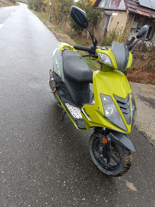 Vând scuter cu acte