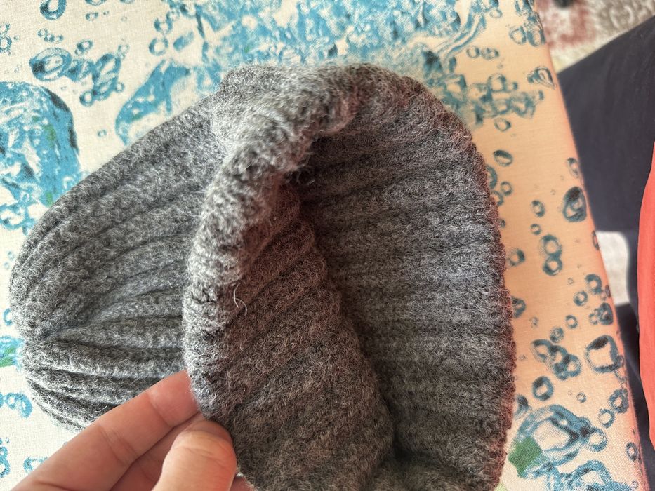 Панамы и зимние шапки